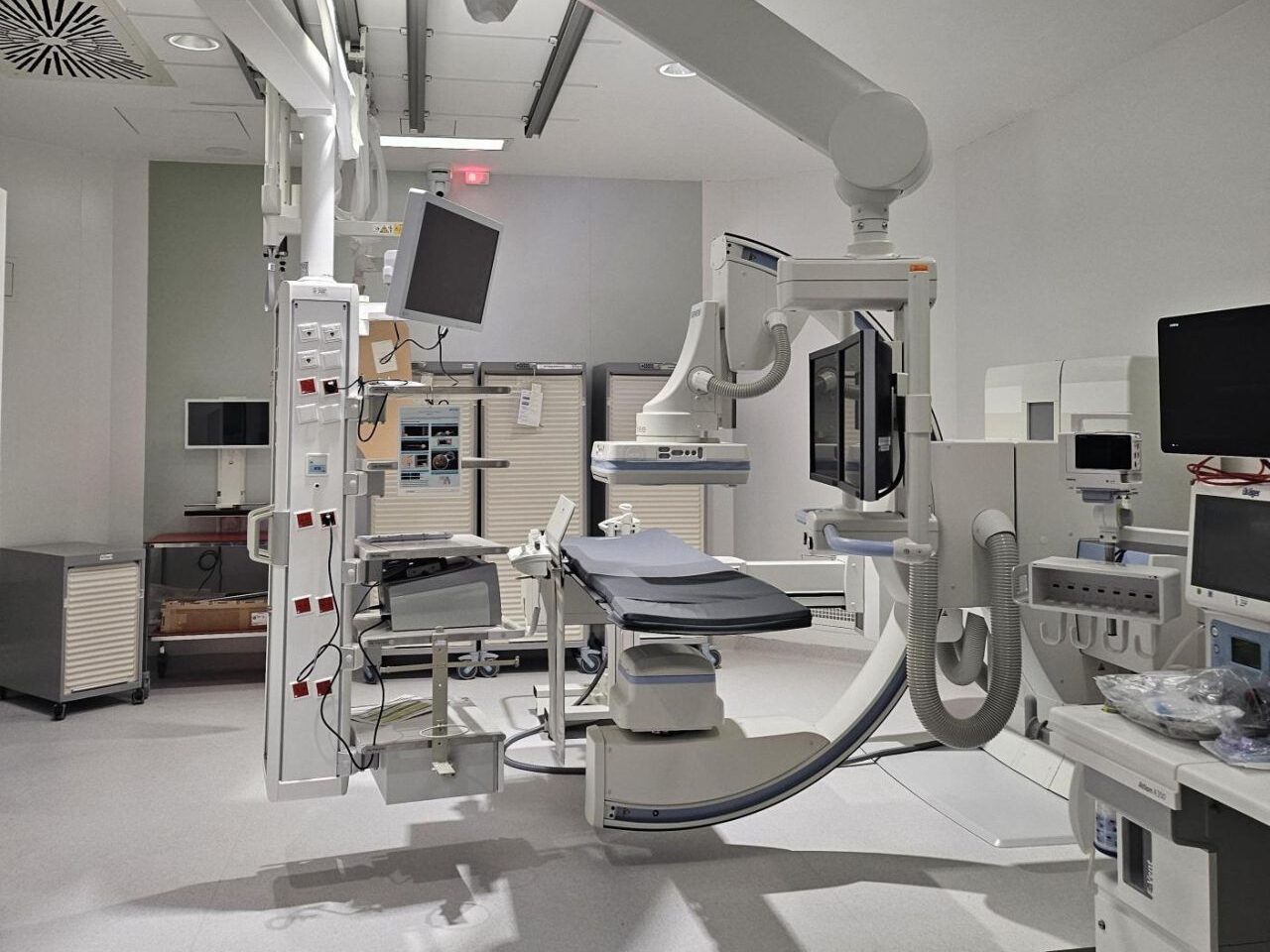 Vue intérieure d’un bloc opératoire contemporain, doté d’équipements médicaux techniques et d’un environnement stérile.