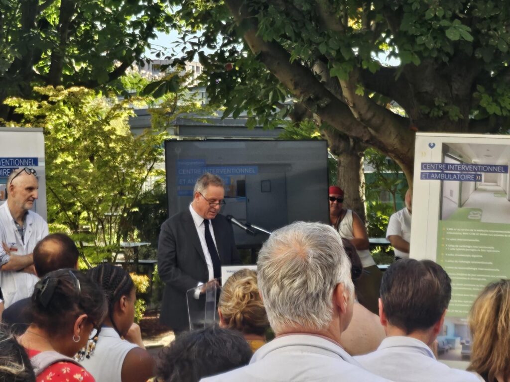 Prise de parole officielle devant un auditoire lors de l’inauguration d’un nouveau pôle ambulatoire hospitalier à Créteil.