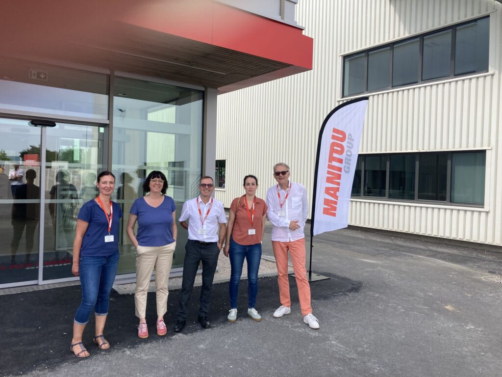 Équipe Edeis réunie devant l’entrée du bâtiment R&D de Manitou lors de l'inauguration de celui-ci.