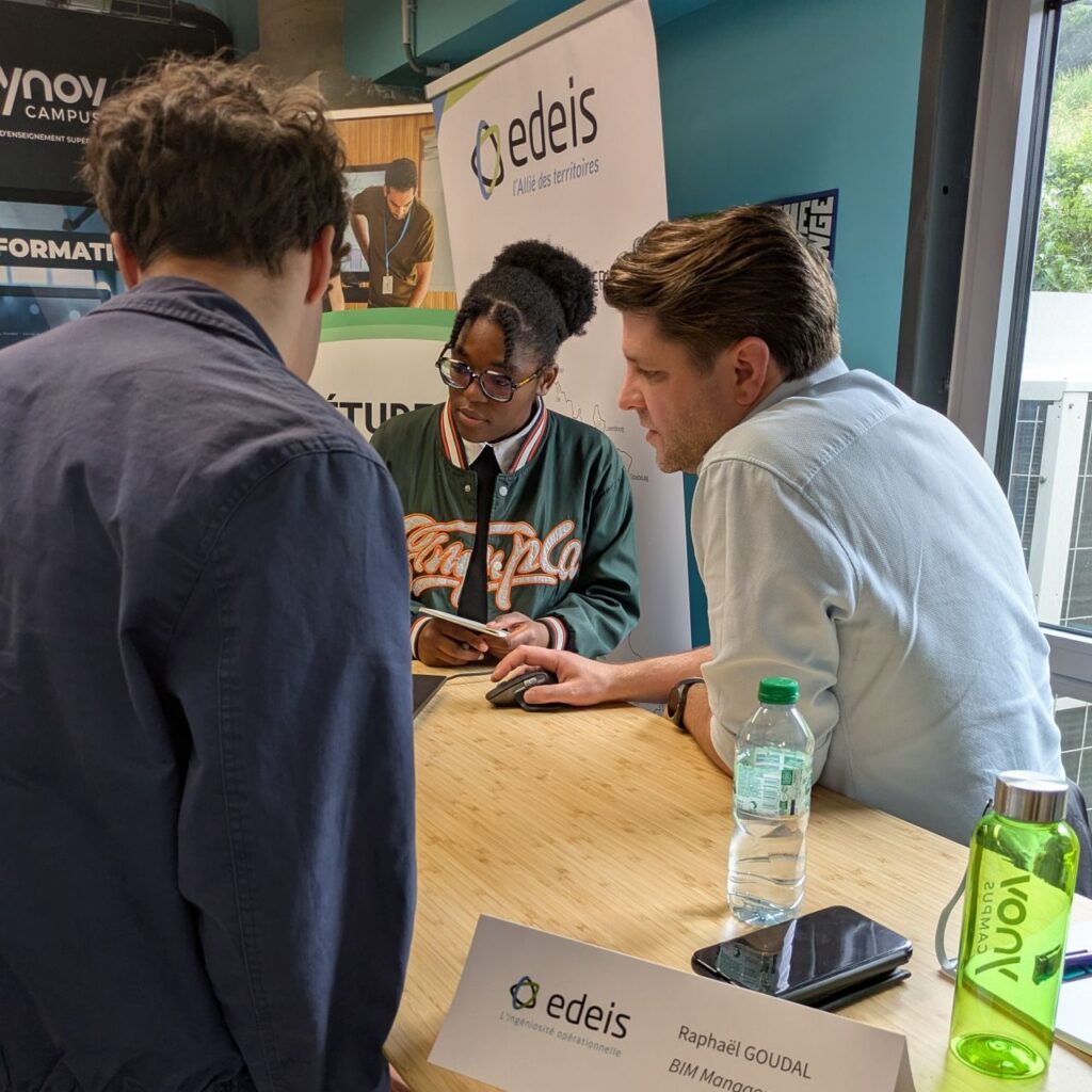 Discussion entre un professionnel d’Edeis et des étudiants, dans un espace de rencontre dédié aux échanges métiers et projets.