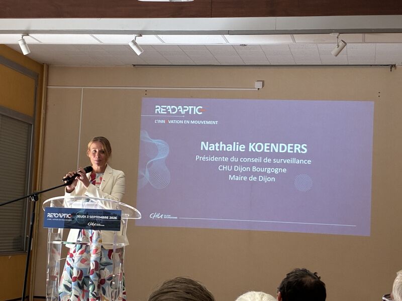 Nathalie Koenders, présidente du conseil de surveillance du CHU Dijon Bourgogne et maire de Dijon, prend la parole à l’occasion d’un événement consacré au projet ReadapTIC.