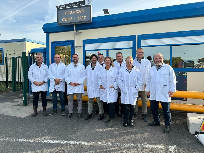 Collaborateurs Edeis du Club Business Industrie portant des blouses blanches devant l’entrée du site industriel ARMOR-IIMAK, à La Chevrolière.