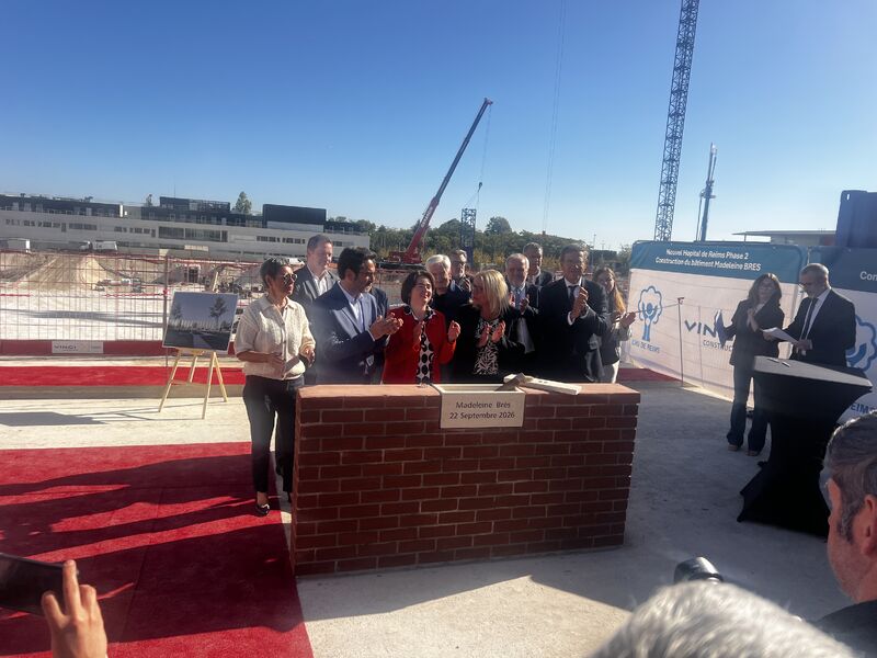 Élus, représentants du CHU de Reims et partenaires du projet réunis sur le chantier lors de la cérémonie officielle de pose de la première pierre.