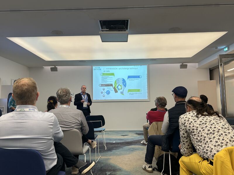 Jean-Pierre Moreau, expert Edeis Ingénierie, présente un support intitulé « L’Hypervision : un challenge technique de taille » devant un public assis dans une salle de conférence, lors de Tech for Construction 2026.
