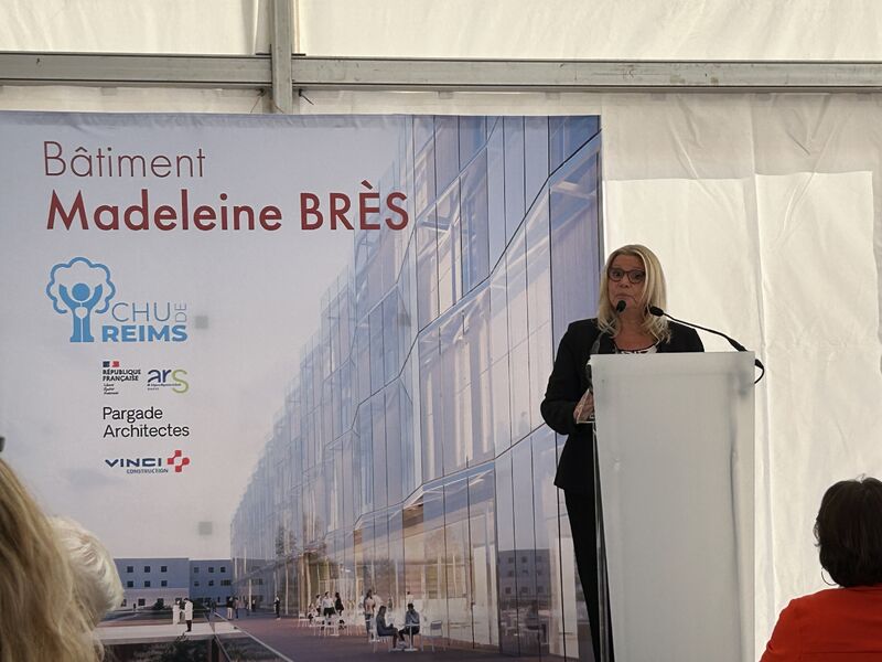Intervenante s’exprimant devant un public réuni sous un chapiteau lors de l’événement consacré au futur bâtiment Madeleine Brès du CHU de Reims.